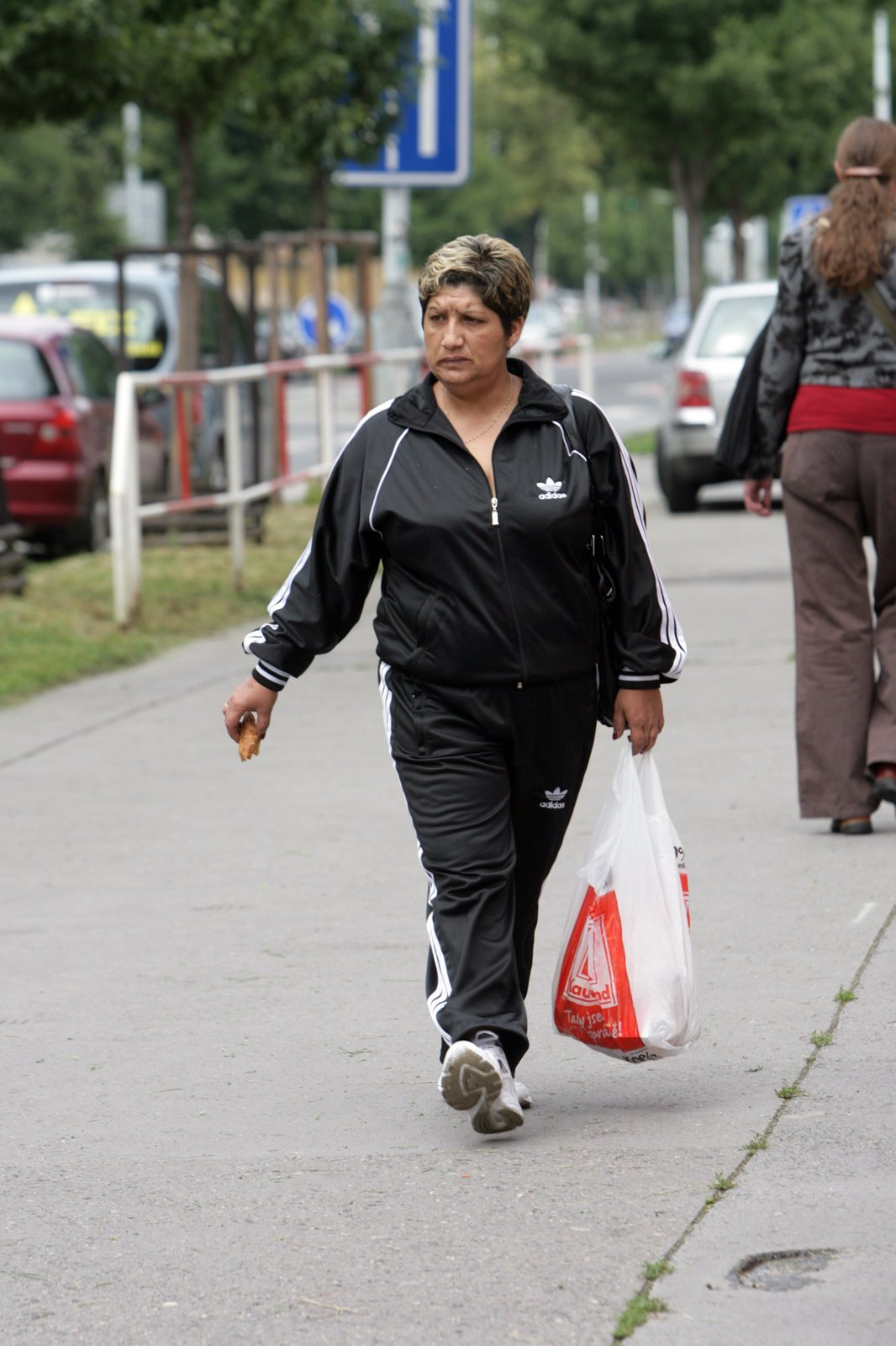 Šusťáky - A nejlépe se čtyřmi pruhy. Čím víc pruhů, tím víc Adidas! Pohodlné, možná šusťákové soupravy jsou, Vietnamci v tržnici je prodávají za pár šupů, ale mělo by se v nich nanejvýš běhat anebo pracovat na zahradě. Na veřejnost nepatří! Anebo to Dolce s Gabbanou zvrátí?