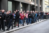 Obří fronta před ČNB! Lidé na výroční pětitisícovku čekali už od noci