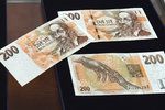 Guvernér České národní banky (ČNB) Jiří Rusnok představil nové vzory bankovek v hodnotě 100 Kč a 200 Kč.