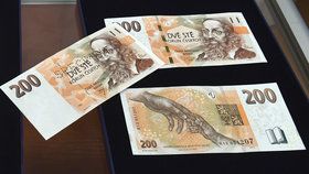 Guvernér České národní banky (ČNB) Jiří Rusnok představil nové vzory bankovek v hodnotě 100 Kč a 200 Kč.