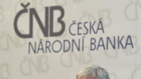 Guvernér České národní banky (ČNB) Jiří Rusnok představil nové vzory bankovek v hodnotě 100 Kč a 200 Kč.