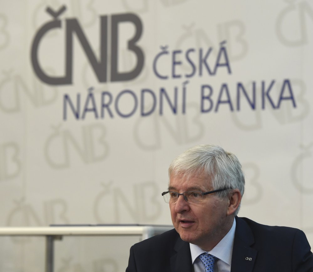 Guvernér České národní banky (ČNB) Jiří Rusnok představil nové vzory bankovek v hodnotě 100 Kč a 200 Kč