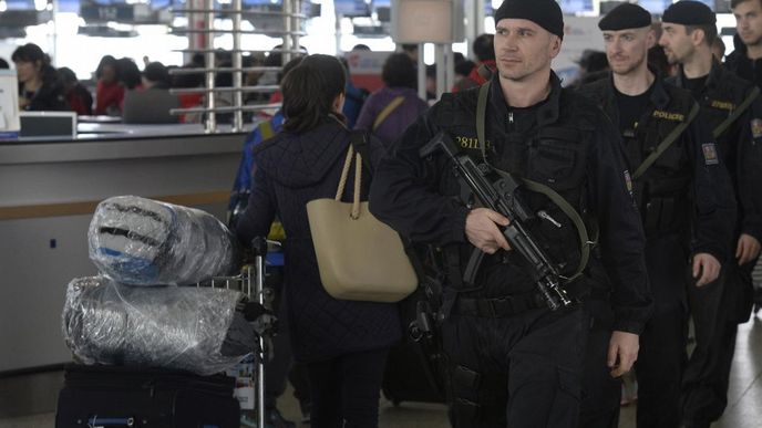 Česká policie zvýšila 22. března po explozích v Bruselu bezpečnostní opatření na mezinárodních letištích v Česku i v pražském metru.