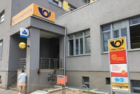 Vozíčkářovo „peklo“ na poště v Olšanské? Chybějící nájezd nahradí výtah