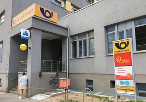Pobočka České pošty v Olšanské ulici se po roce dočká bezbariérového vstupu do hlavní haly.