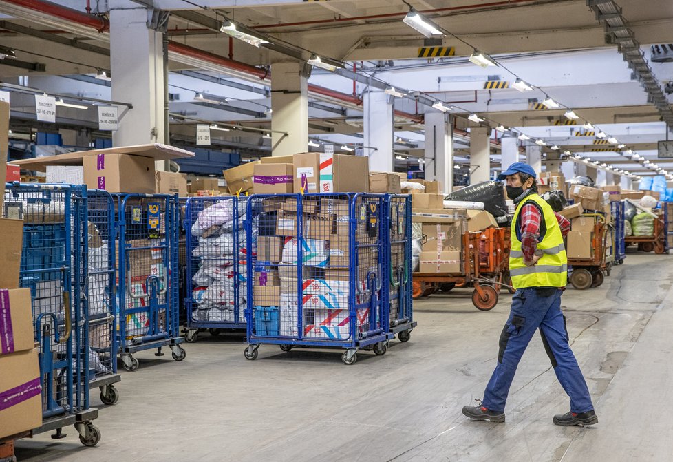 Takto to vypadá na třídícím centru České pošty v pražských Malešicích. (2020)