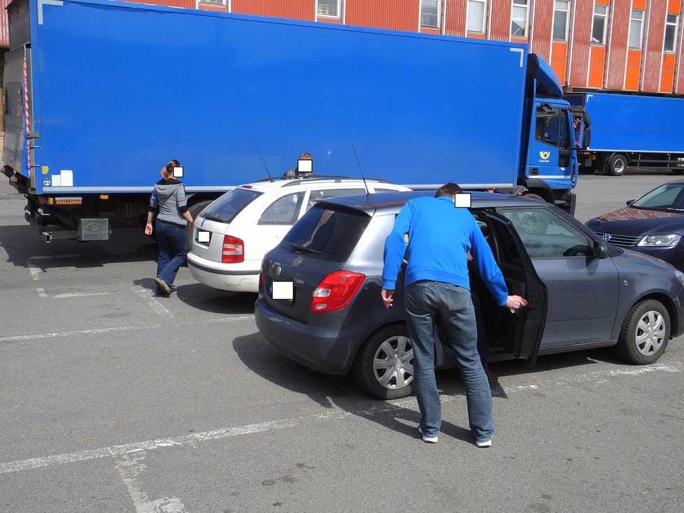 Česká pošta patrně odhalila zloděje nafty mezi svými zaměstnanci, případ předala policii.