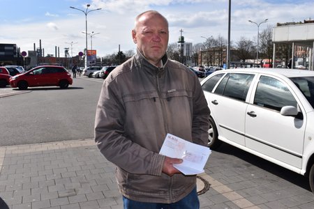 Zdeněk Laník čeká na obyčejné podání dopisu na ostravské pobočce už nyní desítky minut