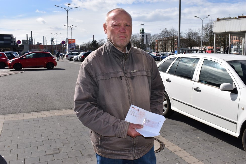 Zdeněk Laník čeká na obyčejné podání dopisu na ostravské pobočce už nyní desítky minut.