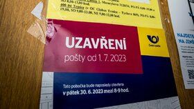 Situace na poštách po „masakru“ poboček: Fronty i rozladění senioři. Většinou ale klid