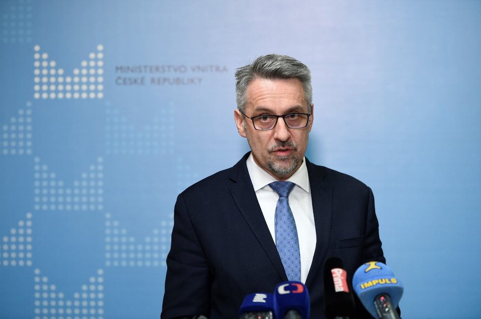 Ministr vnitra v demisi Lubomír Metnar (za ANO) oznámil, že Jiří Šašek je dočasně zproštěn výkonu.