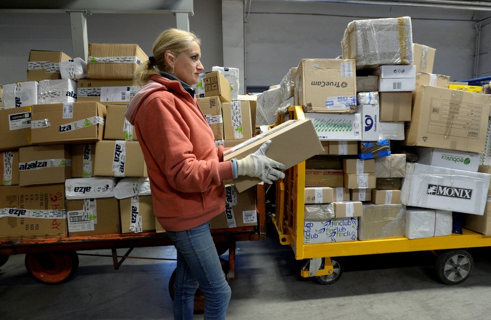 Česká pošta letos v předvánoční špičce v pondělí 16. prosince 2019 během jednoho dne přijala k doručování 450.000 balíků. Proti loňsku se jejich počet o desetinu snížil Za tím stojí rozložení provozu do více dnů.