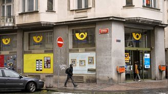 Česká pošta od září zdraží poplatek za výplaty důchodů v hotovosti