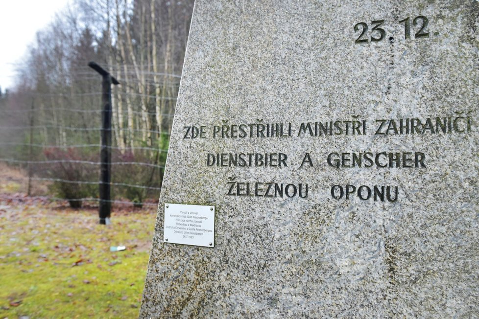 U bývalé železné opony v Rozvadově-Nových Domcích se 23. prosince 2019 konalo vzpomínkové setkání u příležitosti 30. výročí přestřižení železné opony. Historickou událost zde připomíná památník, jehož dvě žulové desky symbolizující české a německé území ve vrchní části rozdělují ostnaté dráty.