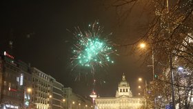 Silvestr 2019: Pražské Václavské náměstí se proměnilo v menší "válečnou" zónu. Lidé odpalují stovky petard a rachejtlí. Nad Prahou bují ohňostroje