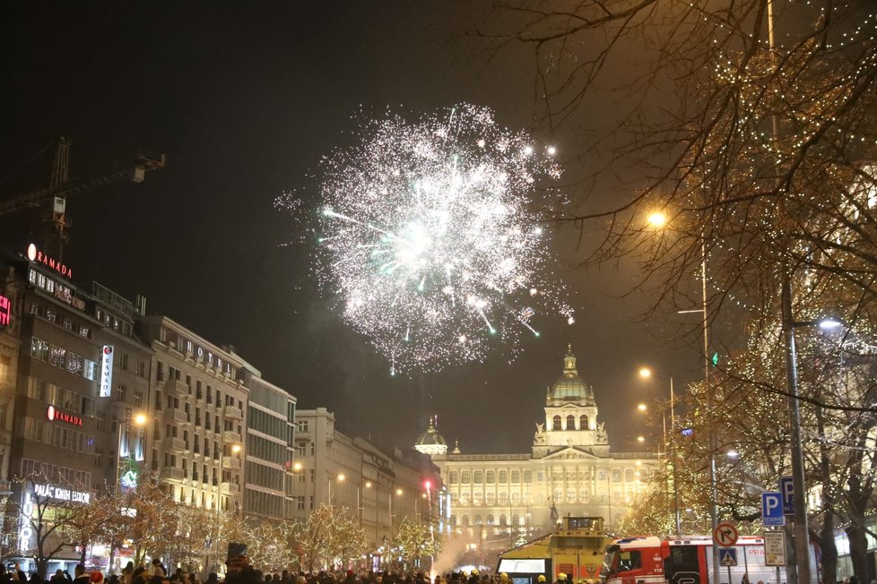 Silvestr 2019: Pražské Václavské náměstí se proměnilo v menší &#34;válečnou&#34; zónu. Lidé odpalují stovky petard a rachejtlí. Nad Prahou bují ohňostroje