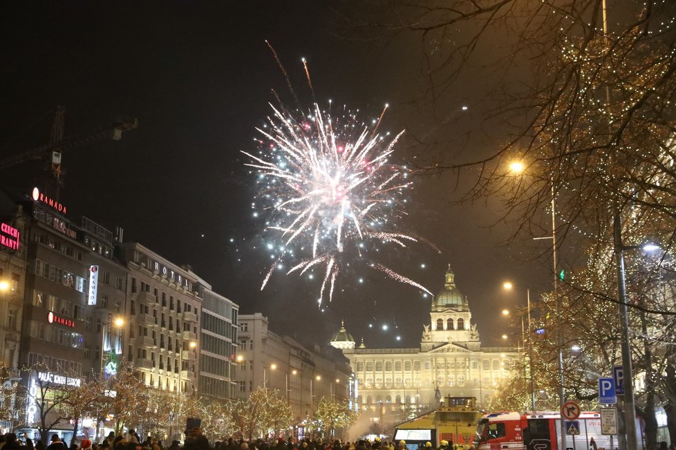Silvestr 2019: Pražské Václavské náměstí se proměnilo v menší &#34;válečnou&#34; zónu. Lidé odpalují stovky petard a rachejtlí. Nad Prahou bují ohňostroje