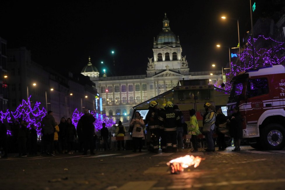 Silvestr 2019: Václavské náměstí se od nočních hodin stalo pomalu neobyvatelné, všude bouchaly petardy a lidé zapalovali ohňostroje.