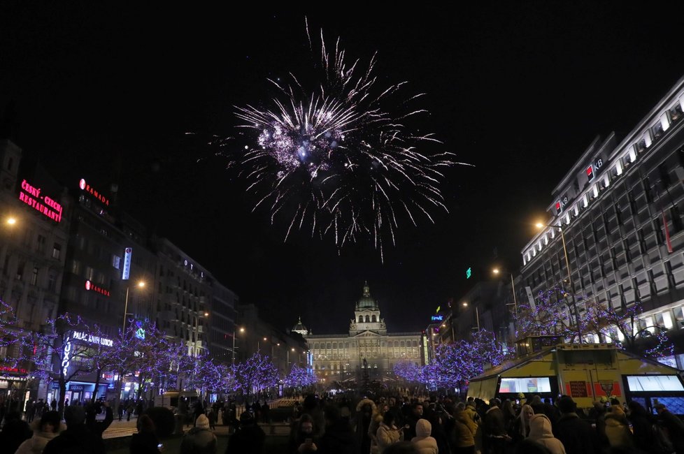 Silvestr 2019: Václavské náměstí se od nočních hodin stalo pomalu neobyvatelné, všude bouchaly petardy a lidé zapalovali ohňostroje