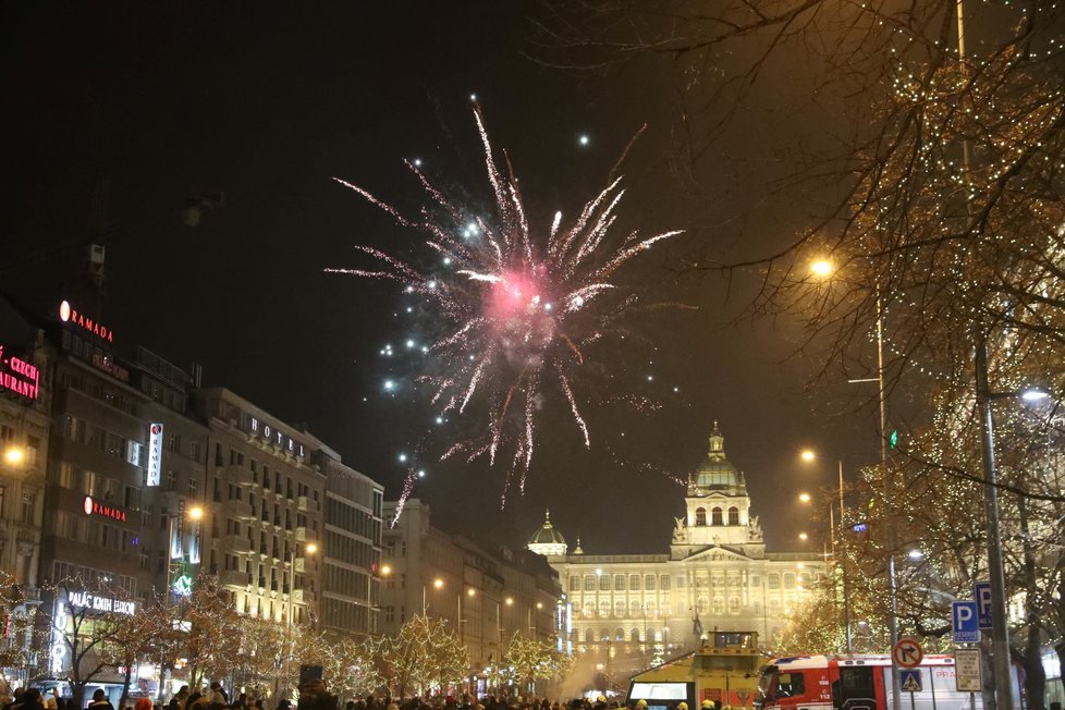 Silvestr 2019: Václavské náměstí se od nočních hodin stalo pomalu neobyvatelné, všude bouchaly petardy a lidé zapalovali ohňostroje