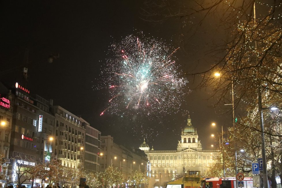 Silvestr 2019: Václavské náměstí se od nočních hodin stalo pomalu neobyvatelné, všude bouchaly petardy a lidé zapalovali ohňostroje