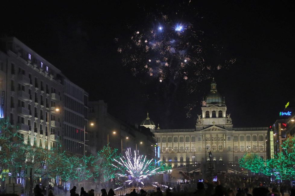 Silvestr 2019: Václavské náměstí se od nočních hodin stalo pomalu neobyvatelné, všude bouchaly petardy a lidé zapalovali ohňostroje