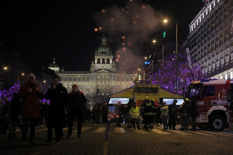 Silvestr 2019: Václavské náměstí se od nočních hodin stalo pomalu neobyvatelné, všude bouchaly petardy a lidé zapalovali ohňostroje