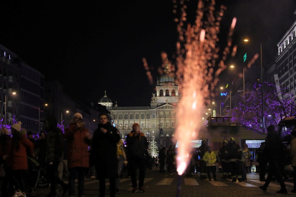 Silvestr 2019: Václavské náměstí se od nočních hodin stalo pomalu neobyvatelné, všude bouchaly petardy a lidé zapalovali ohňostroje