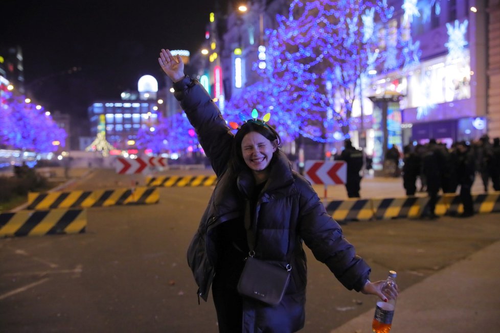 Silvestr 2019: Václavské náměstí se od nočních hodin stalo pomalu neobyvatelné, všude bouchaly petardy a lidé zapalovali ohňostroje