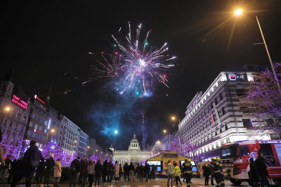 Silvestr 2019: Václavské náměstí se od nočních hodin stalo pomalu neobyvatelné, všude bouchaly petardy a lidé zapalovali ohňostroje