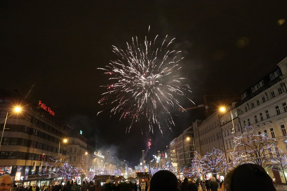 Silvestr 2019: Václavské náměstí se od nočních hodin stalo pomalu neobyvatelné, všude bouchaly petardy a lidé zapalovali ohňostroje