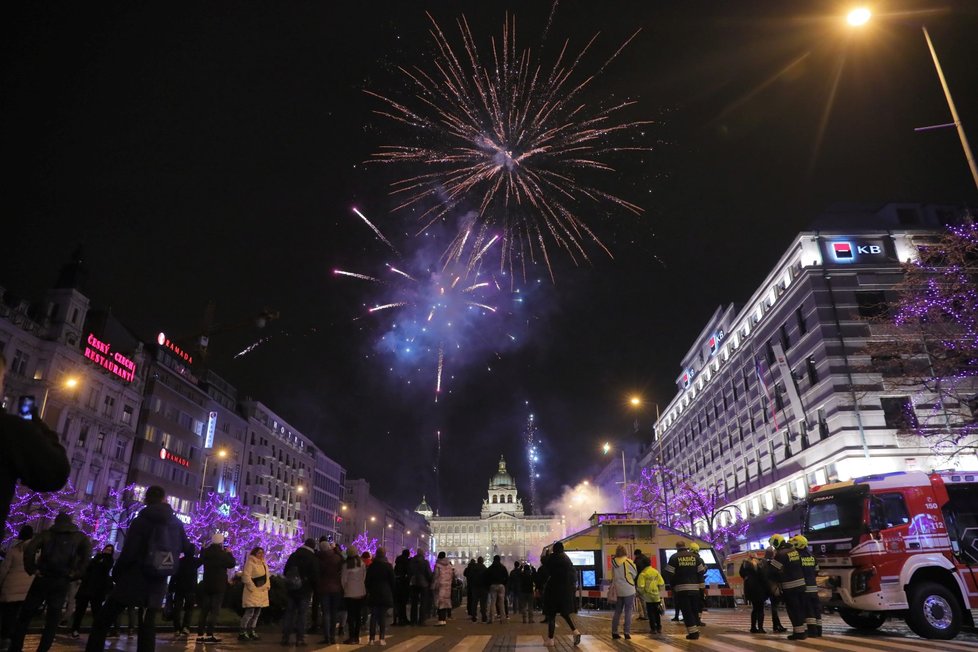 Silvestr 2019: Václavské náměstí se od nočních hodin stalo pomalu neobyvatelné, všude bouchaly petardy a lidé zapalovali ohňostroje