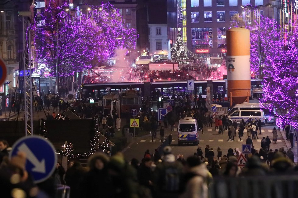 Silvestr 2019: Václavské náměstí se od nočních hodin stalo pomalu neobyvatelné, všude bouchaly petardy a lidé zapalovali ohňostroje