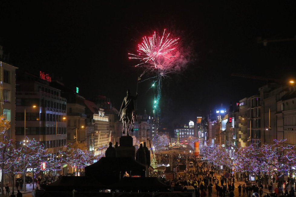 Silvestr 2019: Václavské náměstí se od nočních hodin stalo pomalu neobyvatelné, všude bouchaly petardy a lidé zapalovali ohňostroje