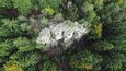 Skalní útvar Čtyři palice ve Žďárských vrších. Proplést se po startu s dronem mezi stromy není nic lehkého.