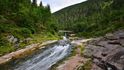 Zimní krása vodopádů v krkonošském údolí Bílého Labe