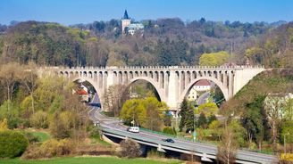 Stránovský viadukt: Mohutný železobetonový jednokolejný most patří mezi kulturní památky České republiky