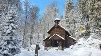 Tip na výlet: Dřevěná poutní kaple nad šumavským Stožcem chrání pramen léčivé vody