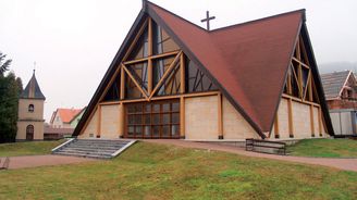 Moderní kostel svatého Václava zdobí centrum obce Horní Lideč na Valašsku