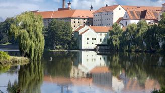Tip na výlet: Od unikátního kapličkového hřbitova v Albrechticích až k nejstaršímu mostu v Čechách