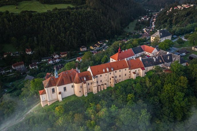 Nižborský zámek patřil v minulosti rodu Schwarzenbergů nebo Valdštejnů.