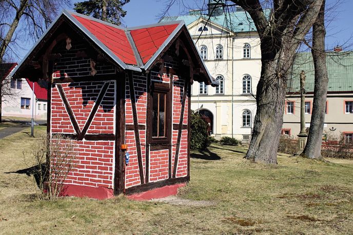 Budka městské váhy pamatuje rušné trhy. Ačkoli aktuálně má Výsluní necelé tři stovky obyvatel, pořád zůstalo hrdým městem. Budka městské váhy pamatuje rušné trhy. Ačkoli aktuálně má Výsluní necelé tři stovky obyvatel, pořád zůstalo hrdým městem.