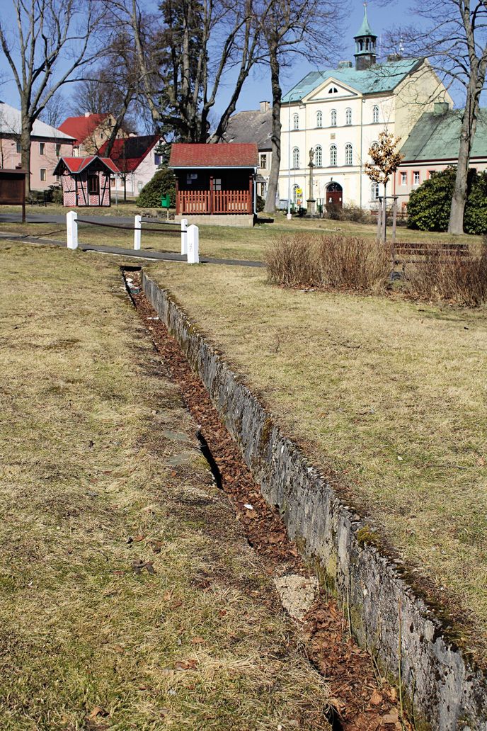 Vyzděná koryta, kde dříve ženy praly prádlo, jsou atypickou ozdobou městského parku. Jejich původní význam dešifrují jen ti dříve narození. Vyzděná koryta, kde dříve ženy praly prádlo, jsou atypickou ozdobou městského parku. Jejich původní význam dešifrují jen ti dříve narození.