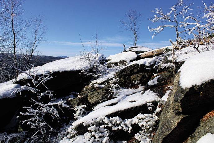 Východiskem k Mnišské skále je hráz přehrady Přísečnice. Z ní si pak výlet snadno prodloužíte na Jelení horu a sestupem kolem Karlovy studánky uzavřete okruh. Východiskem k Mnišské skále je hráz přehrady Přísečnice. Z ní si pak výlet snadno prodloužíte na Jelení horu a sestupem kolem Karlovy studánky uzavřete okruh.