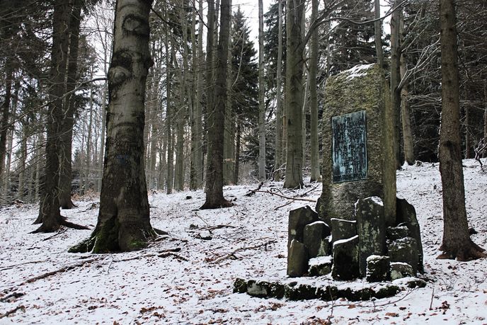 Památník Hanse Fladera na úbočí Jelení hory vroubí dekorativní sloupce čediče. Flader nedaleko vlastnil fabriku, co vyráběla hasičské stříkačky. Památník Hanse Fladera na úbočí Jelení hory vroubí dekorativní sloupce čediče. Flader nedaleko vlastnil fabriku, co vyráběla hasičské stříkačky.