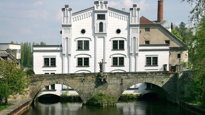V Brandýse nad Labem se můžeme projít po třetím nejstarším mostě v České republice. V pozadí budova jednoho z největších mlýnů v Čechách.