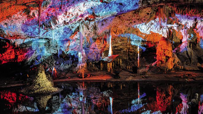 Pokud chcete spatřit takto nádherně nasvícené Punkevní jeskyně, vydejte se sem na jeden z „podzemních koncertů“