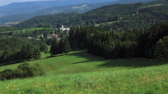 Půvabný obrázek Olešnice zdůrazňuje vysoká bariéra Stolových hor