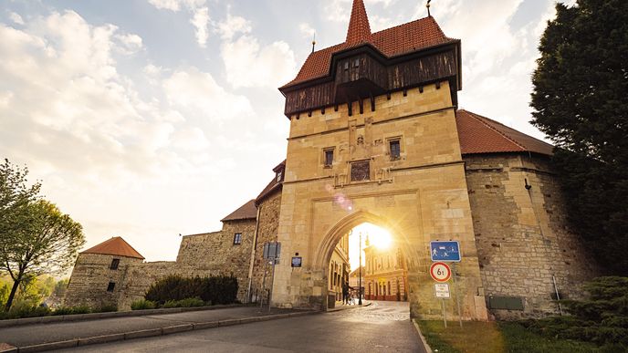 Vstoupit do historického centra Loun můžete pět set let starou Žateckou bránou