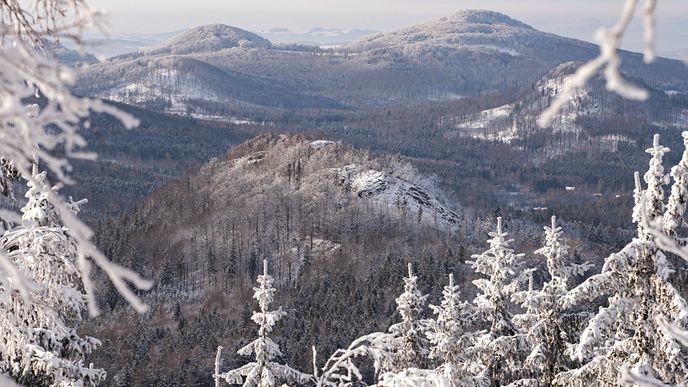 Pokud máte rádi samotu a přírodu bez davů, jsou Lužické hory přesně pro vás. Jsou tak trochu opomíjené, ve stínu Jizerek a Českého Švýcarska.